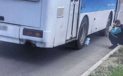 Видеошок: Төрт жасар баланы әкесінің көзінше автобус қағып мерт қылған