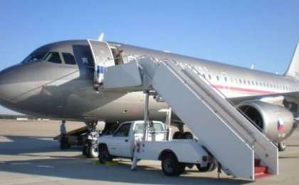 Премьер-министрдің оққағары ұшаққа оқ атқан