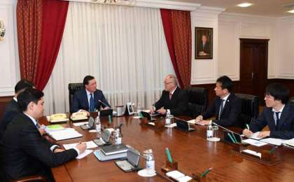 政府总理会见日本驻哈大使