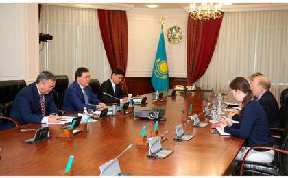 政府总理会见美国驻哈大使