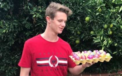 Видеошок: Саясаткердің басына жұмыртқа жарған жігіт байып кеткен