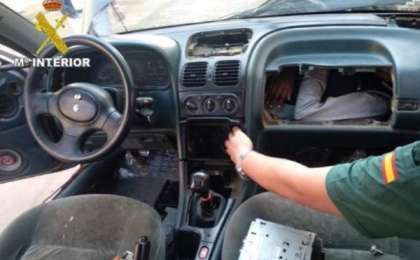 Шекарашылар машинаның қобдишасынан ер адамды тауып алған