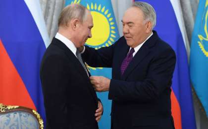 纳扎尔巴耶夫授予普京"哈萨克斯坦首任总统"奖章