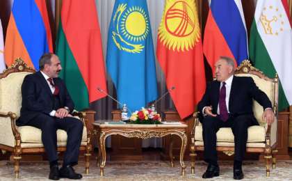 首任总统纳扎尔巴耶夫会见亚美尼亚总理