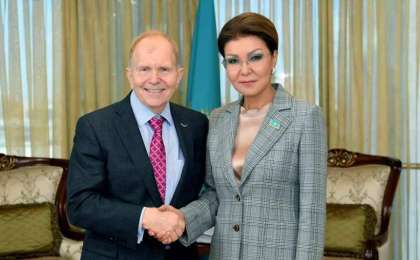 纳扎尔巴耶娃会见美国驻哈大使