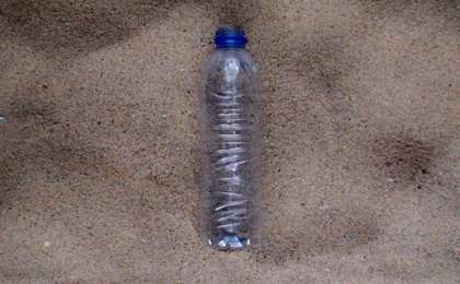 世界自然基金会开通450年网络直播 展示塑料瓶分解过程