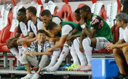 哈萨克斯坦小球迷闯入球场 与偶像C罗温馨互动