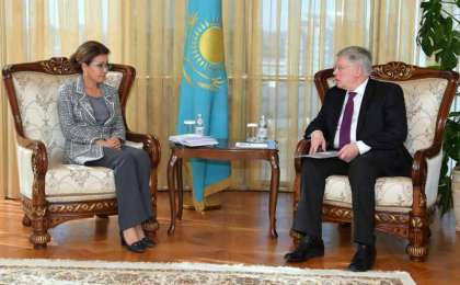 纳扎尔巴耶娃会见俄罗斯驻哈大使