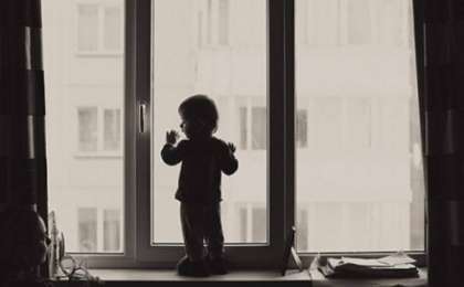 Видеошок: Қабат үйден құлаған баланы жаяу адам ұстап алған