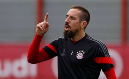 Франк Рибери бапкердің қолын алудан бас тартты