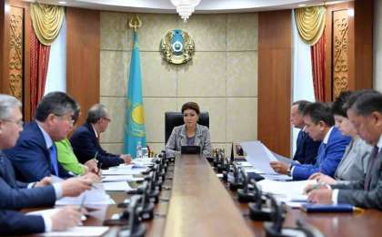 纳扎尔巴耶娃召开参议院主席团会议