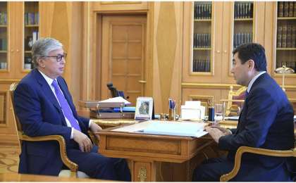 托卡耶夫总统接见卡拉干达州州长霍夏诺夫