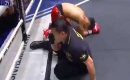 Боксшы қарсыласымен бірге төрешіні де нокдаунға түсірді