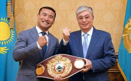 托卡耶夫总统接见职业拳手哈纳特·斯拉木