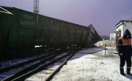 Семейде вагондар рельстен шығып кетті