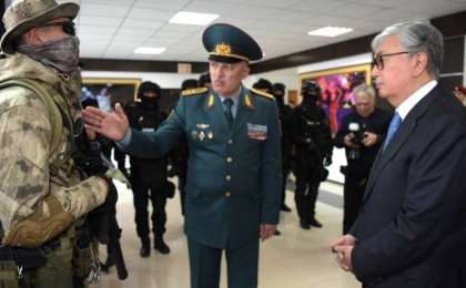 托卡耶夫总统视察国家近卫军军事基地