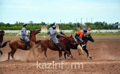 哈萨克运动员在巴黎展示叼羊运动