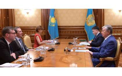 托卡耶夫总统会见世行副行长穆勒