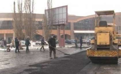 Павлодарда жұмысшылар асфальтті батпаққа төсеген