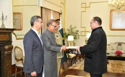 哈萨克斯坦大使向巴基斯坦总统递交国书