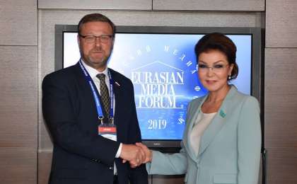 纳扎尔巴耶娃会见俄参议员科萨切夫