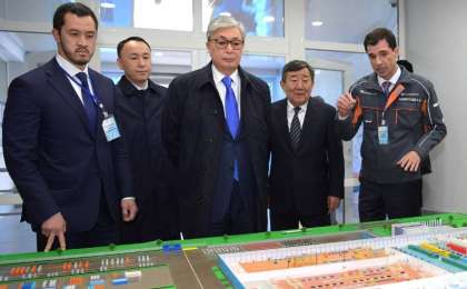 托卡耶夫总统视察萨热阿尔卡汽车制造厂