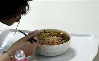 Бір ай бойы қытай кеспесін жеген қыз ауруханадан бір-ақ шықты