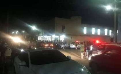 Ер адам шіркеу ішінде әйелімен екі бейтаныс адамдарты атып өлтірген