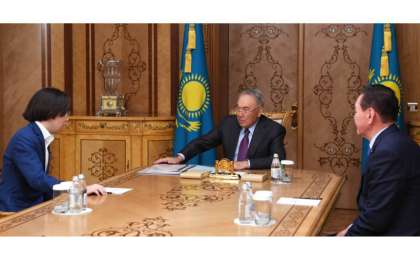 纳扎尔巴耶夫接见青年作曲家阿布迪萨艮