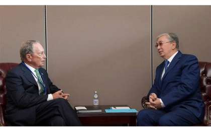 托卡耶夫总统会见彭博新闻社创始人布隆伯格