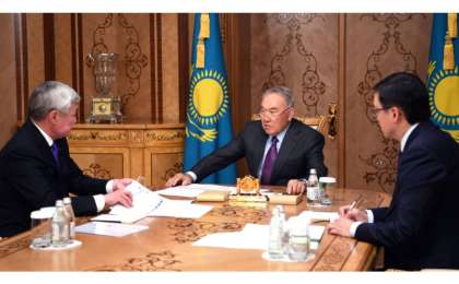 首任总统接见劳动和社会发展部部长萨帕尔巴耶夫