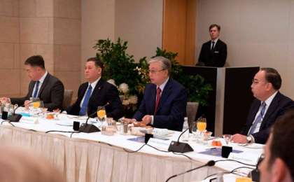 托卡耶夫总统会见美国政界代表