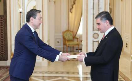 哈萨克斯坦驻土库曼斯坦大使向该国总统递交国书