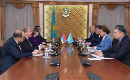 纳扎尔巴耶娃会见亚美尼亚总统