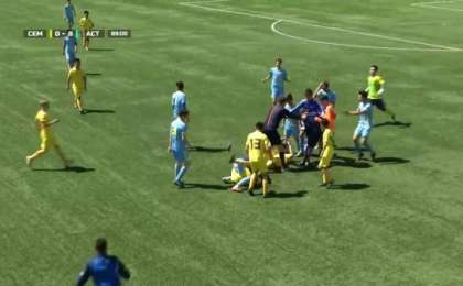 Видеошок: Астана мен Семейдің жас футболшылары алаңда жаппай төбелескен