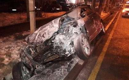 Алматыда бір көлік екіншісін бүйірден соғып, ұшырып жіберді