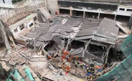 ​Шанхайда ғимарат құлап, астында адамдар қалып қойған