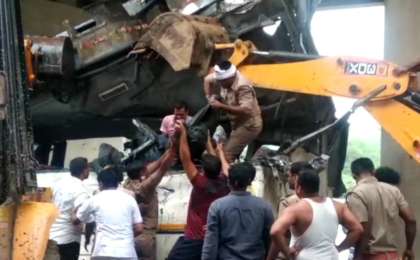 印度北部一大巴翻入河谷致30人死亡