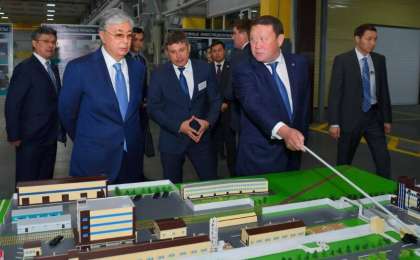 托卡耶夫总统视察北哈州金属塑料制品厂