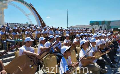 托卡耶夫总统出席“冬不拉日”音乐会