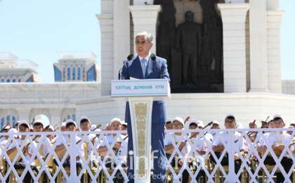 托卡耶夫向全国人民致以"冬不拉日"的祝贺