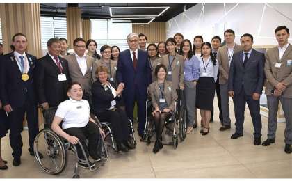 托卡耶夫总统参观残奥会体育训练中心