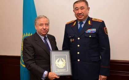 内务部长会见联合国秘书长道路安全特使