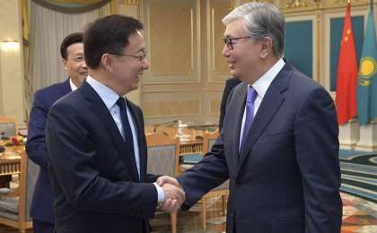 托卡耶夫总统会见中国副总理韩正