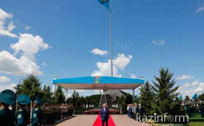 托卡耶夫总统出席首都升国旗仪式