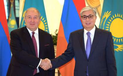 托卡耶夫会见亚美尼亚总统萨尔基相