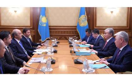 托卡耶夫总统会见阿纳多卢集团总裁