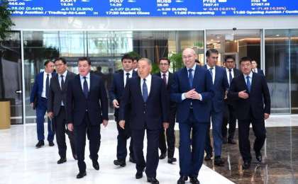 首任总统参访阿斯塔纳国际金融中心