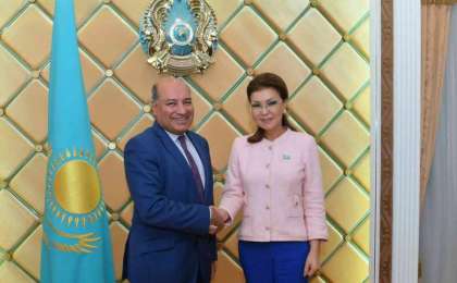 纳扎尔巴耶娃会见欧开行行长