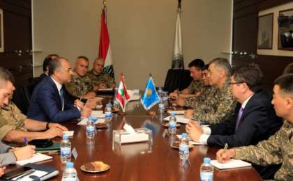 哈黎防长会晤 讨论双边合作